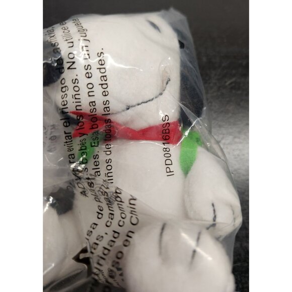 Metlife 2016 Snoopy Plush Toy With Red Bow Tie & Green Scarf  Peanuts Character - Picture 1 of 5